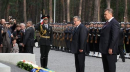 Prezydent B. Komorowski i prezydent W. Janukowycz na uroczystości otwarcia cmentarza w Bykowni. Fot. PAP/P. Supernak