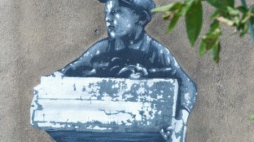 Mural przedstawiający wizerunek dziecka żydowskiego z łódzkiego getta, na kamienicy w Łodzi. Fot. PAP/G. Michałowski