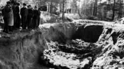 Ekshumacja zwłok polskich oficerów zamordowanych w Katyniu w 1940 r. Fot. PAP/CAF/Archiwum