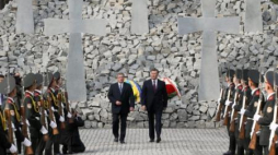 Prezydent B. Komorowski i prezydent W. Janukowycz na uroczystości otwarcia cmentarza w Bykowni. Fot. PAP/P. Supernak