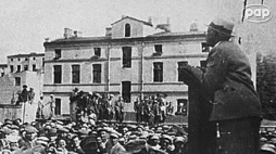 Chaim Rumkowski przemawia do mieszkańców łódzkiego getta na tzw. "placu strażackim". Źródło: Wikimedia Commons