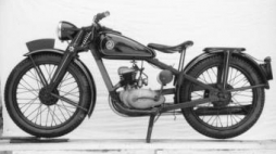 Motocykl SHL M04. 1949 r. Fot. PAP/CAF
