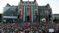 Manifestacja przed budynkiem parlamentu. Budapeszt, 23.10.2012. Fot. PAP/EPA