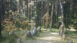 Groby ofiar NKWD na uroczysku Kuropaty. Fot. Wikimedia Commons