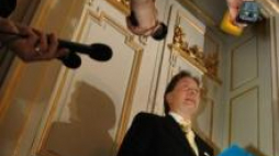 H. Engdahl, sekretarz Szwedzkiej Akademii ogłasza przyznanie literackiej Nagrody Nobla E. Jelinek. 2004 r. Fot. PAP/EPA