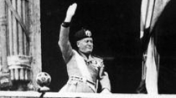 Benito Mussolini pozdrawiający swych zwolenników. Fot. PAP/EPA