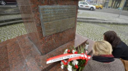 Akcja „Zapal znicz pamięci”. Pomnik Leona Barciczewskiego w Bydgoszczy. Fot. PAP/T. Żmijewski