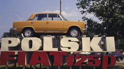 Reklama Fiata 125p przed siedzibą FSO na warszawskim Żeraniu. Fot. PAP/J. Rosikoń