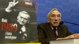 Były premier Tadeusz Mazowiecki w czasie konferencji prasowej. Fot. PAP/B. Zborowski