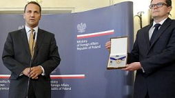 Minister R. Sikorski i M. Bosacki prezentują Medal Wolności przyznany Janowi Karskiemu. Fot. PAP/L. Szymański