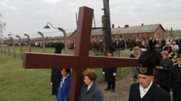Droga Krzyżowa w KL Auschwitz. Fot. PAP/J. Bednarczyk