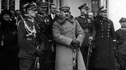 Józef Piłsudski w otoczeniu oficerów i cywili na schodach swojej willi w Sulejówku. 1925.03.19. Fot. NAC