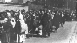 Mieszkańcy Warszawy wypędzani z miasta przez Niemców po Powstaniu Warszawskim. Fot. NAC