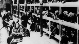 Więźniowie obozu w baraku na pryczach (styczeń 1945). Fot. PAP/CAF 