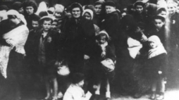 Żydzi po przybyciu do obozu Auschwitz. 1940-1943. Fot. NAC