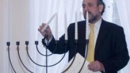 Naczelny rabin Polski Michael Schudrich zapala świece z okazji żydowskiego święta Chanuka. Fot. PAP/P. Kula