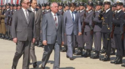 Michaił Gorbaczow i  Wojciech Jaruzelski przed frontem Kompanii Honorowej LWP. Warszawa 11.07.1988. Fot. PAP/J. Morek