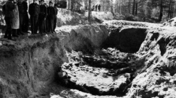 Odsłonięty grób w lesie katyńskim. Zdjęcie z 1943 r. Fot PAP/Archiwum