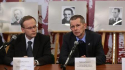 Łukasz Kamiński (z lewej) i Andrzej Kunert, w tle zdjęcia zidentyfikowanych ofiar. Fot. PAP/Rafał Guz