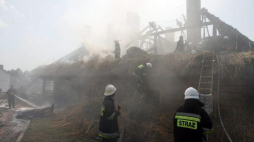 Pożar karczmy na terenie Osady Średniowiecznej w Hucie Szklanej. Fot. PAP/P. Polak 
