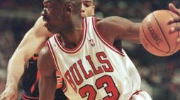 Michael Jordan podczas meczu NBA Chicago Bulls - New York Knicks. 1998 r. Fot. PAP/EPA