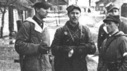 Żołnierze 1 komp. 3 Wileńskiej Brygady AK w Turgielach. W płaszczu, d-ca kompanii Romuald Rajs "Bury". 1944. Fot. NAC 