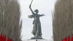 Pomnik upamiętniający zwycięstwo w bitwie pod Stalingradem. 02.02.2003. Fot. PAP/EPA