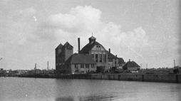 Świnoujście, zabudowania portowe. 1948. Fot. PAP/CAF