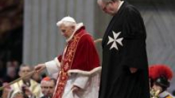 Papież Benedykt XVI z Wielkim Mistrzem Fra Matthew Festingiem Zakonu Kawalerów Maltańskich. Fot. PAP/EPA