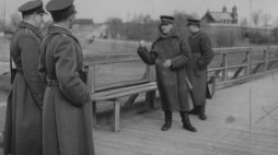 Spotkanie oficerów KOP-u (z lewej) z litweską strażą graniczną w nieokreślonym pasie przygranicznym. 1938 r. Fot. NAC