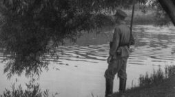 Granica polsko-sowiecka. Strażnik KOP-u nad rzeką Zbrucz. 1934 r. Fot. NAC
