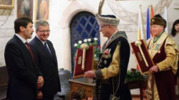 Prezydent RP Bronisław Komorowski oraz prezydent Węgier Janos Ader w tarnowskim ratuszu. Fot. PAP/P. Topolski