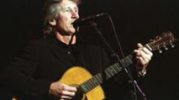 Roger Waters, lider Pink Floyd podczas koncertu w Warszawie. 2002 r. Fot. PAP/T.Ozdoba