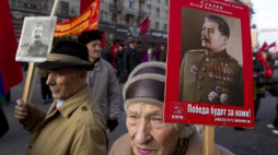 Zwolennicy Stalina na ulicy w Moskwie. Fot. PAP/EPA