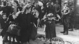 Żydzi pod strażą Niemców podczas powstania w getcie warszawskim. Fot. NAC