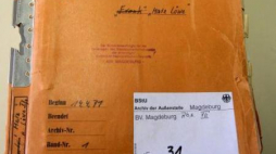 Teczka z dokumentami Stasi.Fot. PAP/EPA