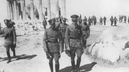 Marszałek Walther von Brauchtisch (z buławą) podczas zwiedzania Akropolu. 05.1941. Fot. NAC
