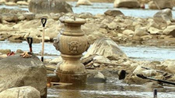 Akcja wydobywania z Wisły znalezisk archeologicznych, które odsłonił niski stan wody w rzece. Fot. PAP/T. Gzell