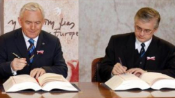 Premier Leszek Miller i szef dyplomacji Włodzimierz Cimoszewicz podpisują traktat ateński. Fot. PAP/R. Pietruszka