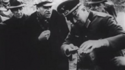 Eksperci badający szczątki pomordowanych w Katyniu. Film "Katyn, 1973". Źródło: U.S. National Archives