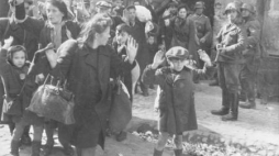 Z płonącego getta wypędzono ostatnich mieszkańców. Warszawa, 1943 r. Fot. PAP/Reprodukcja