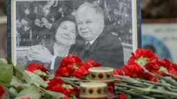 Fotografia Lecha i Marii Kaczyńskich w miejscu katastrofy. Fot. PAP/W.Pacewicz
