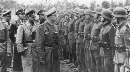 Reichsfuhrer Heinrich Himmler wizytuje 14. Dywizje Grenadierów Waffen SS "Galizien". Fot. NAC
