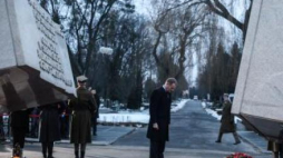 Donald Tusk złożył wieniec pod Pomnikiem Ofiar Katastrofy Smoleńskiej na cmentarzu na Powązkach. Fot. PAP/J. Kamiński