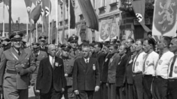 Gubernator Hans Frank przechodzi przed oddziałem ochotników SS "Galizien" we Lwowie. 06.1943. Fot. NAC