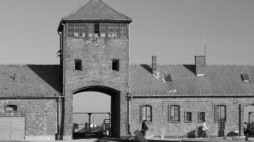 Auschwitz II-Birkenau, Brama Śmierci. Fot. PAP/J. Ochoński 