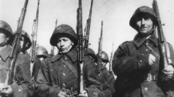 Wojsko Polskie w Sielcach w ZSRS. Nz. Wincenty (ojciec) i Jan (syn) Taborowie z 3 Kompanii Moździerzy. 1943 r. Fot. NAC