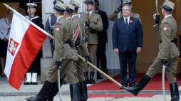  Bronisław Komorowski podczas uroczystości wciągnięcia flagi państwowej przed Pałacem Prezydnckim. Fot.PAP/EPA/J.Turczyk