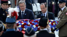 Prezydenci Komorowski i Hollande składają wieniec na Grobie Nieznanego Żolnierza w Paryżu. Fot.PAP/J.Turczyk