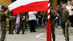 Żołnierze wciągają flagę państwową na maszt. Fot. PAP/T. Gzell